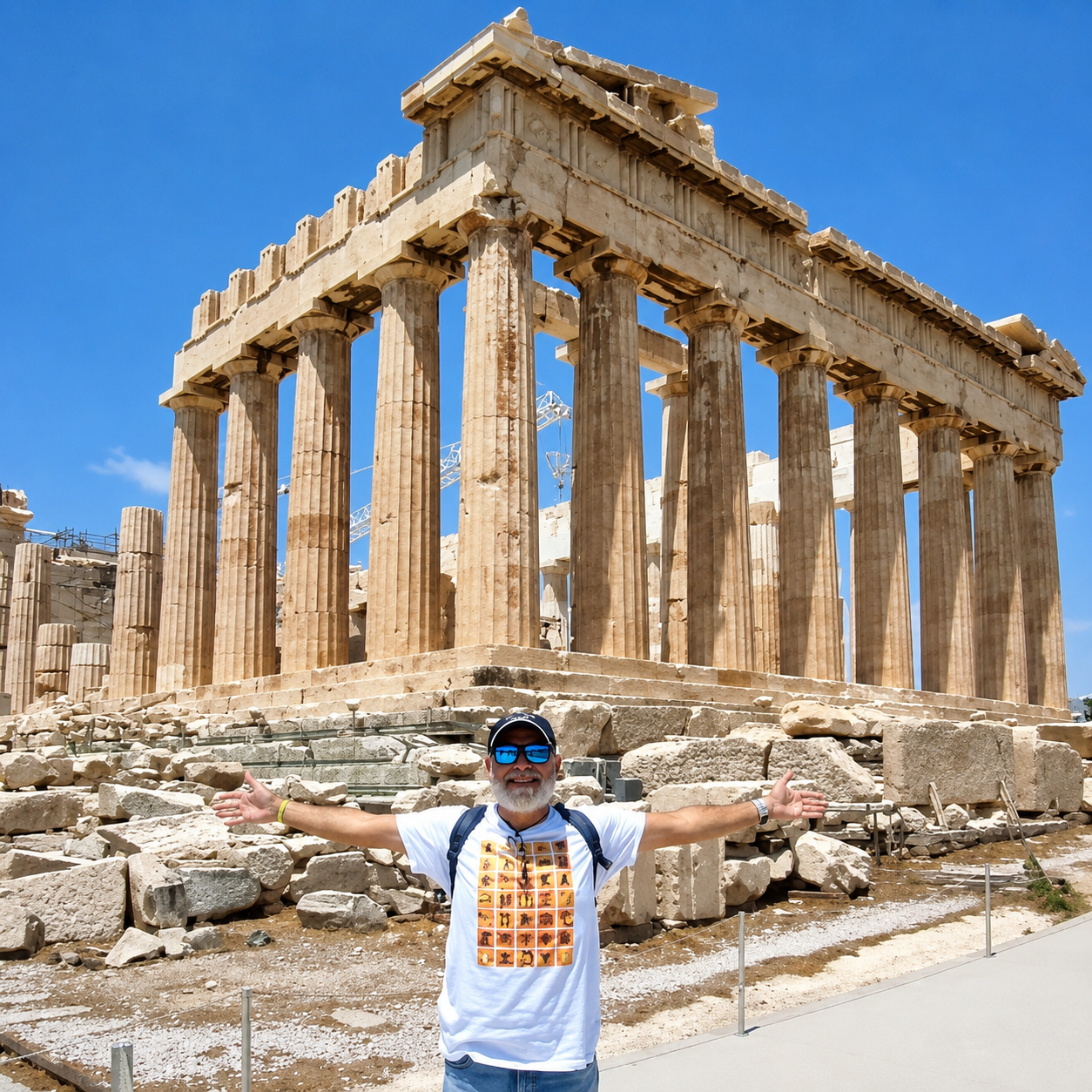 Carlos Adriano em frente ao Parthenon, na Acrópole de Atenas